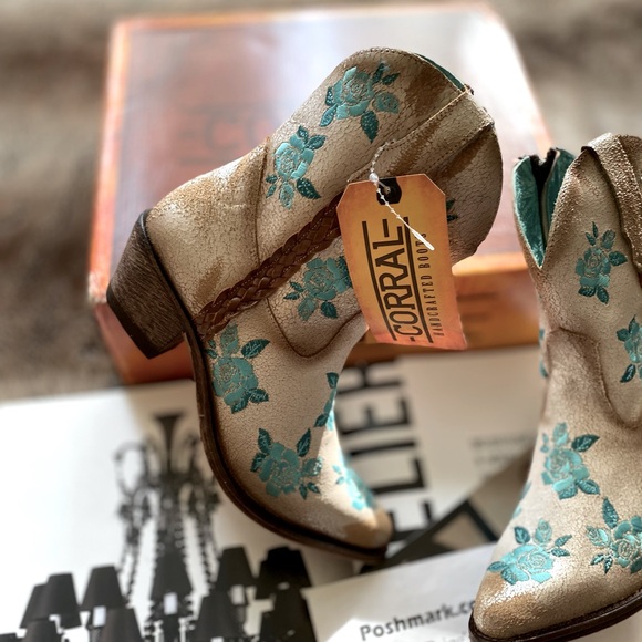 Corral Rose Embroidery Ankle Western Boots - Picture 11 of 13